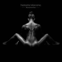 Fotografía artística con una pose imposible. Foto en blanco negro jonathanfoto