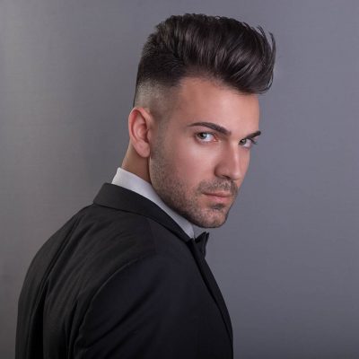 Esta foto de primer plano con traje y mirando casi desde espalda parece de escena de una pelicula