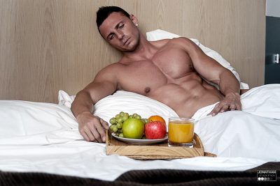 desayuno con frutas en Hotel Barcelo. Más fotos de Edu en la cama con el desayuno