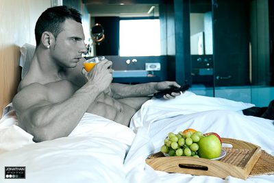 Pequeño efecto con photoshop para dejar la fruta de color y Edu en blanco y negro