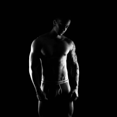 Book masculino fitness en estudio. Utilizamos la luz para conseguir imágenes con fuerza.