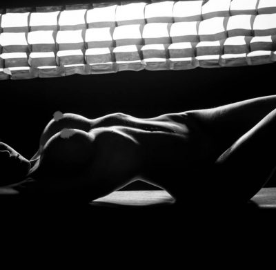 Como fotógrafo en Valencia tengo el estudio de fotos bien equipado para fotos de desnudo artístico.